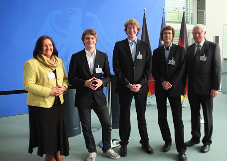Foto der Stipendiaten mit Prof. Dr. Jens Krause und den Organisatoren der Wissenschaftstage im Bundeskanzleramt, 32 k