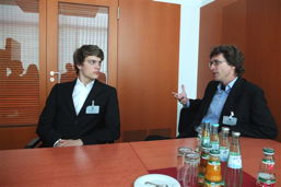 Foto vom Gespräch der Stipendiaten im Bundeskanzleramt, 11 k