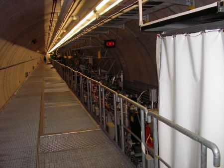 Foto des Tunnels in Richtung der Undulatoren, 29 k