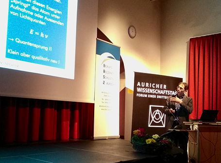 Foto von Prof. Dr. Markus Arndt während seines Vortrages bei den 29. Auricher Wissenschaftstagen, 30 k
