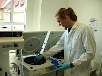 Herausnehmen von aufgereinigten DNA-Proben im deutschen Institut für Ernährungsforschung, 20 k