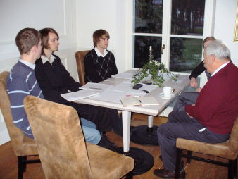 Foto von Professor Dr. Peter Grünberg während des Interviews mit Stipendiaten der Auricher Wissenschaftstage am 30.012009, 21 k