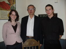 Foto der beiden Stipendiaten mit Prof. Dr. Hänsch, 8 k