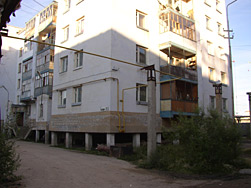 Foto eines Häuserblocks auf Betonpfeilern in Jakutsk, 22k