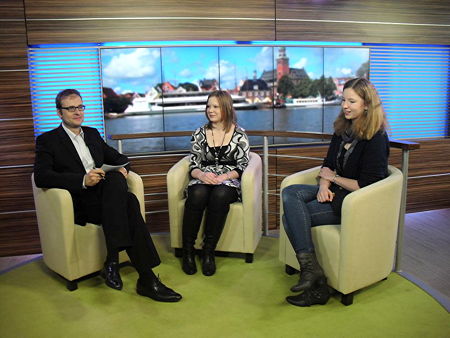 Imke Meenken und Simone Heyen mit dem Redaktionsleiter des TV Senders heimatLIVE, Herrn Bastian, 39 k