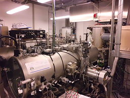 Foto eines Labors mit Vakuumkammer, 18 k