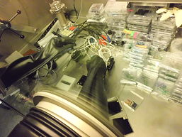 Foto vom Arbeiten in einer Glovebox, in der kein Sauerstoff vorhanden ist, 17 k