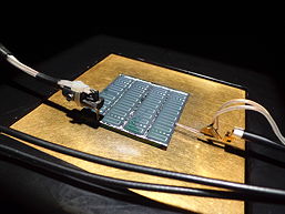 Foto vom Ausmessen einer präparierten Solarzelle, 14 k