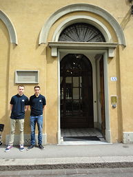 Foto der beiden Stipendiaten vor dem Kunsthistorischen Institut in Florenz, 14 k