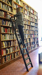 Foto einer Stipendiaten in der Bibliothek des Kunsthistorischen Instituts in Florenz, 17 k
