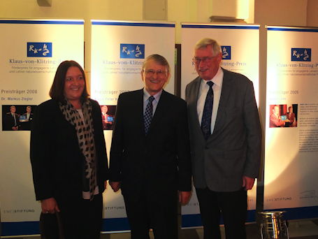 Foto von Prof. Dr. Dr. h. c. mult. Klaus von Klitzing (Mitte) mit den Organisatoren der Wissenschaftstage Claudia Groen und Josef Antony, 30 k