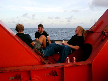 Reinhard, Ramon und Olli genießen die Abendstunden auf dem Atlantik