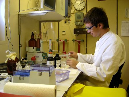 Michael Oschmann arbeitet in seinem Labor mit den von der Rosette gezapften Sauerstoffproben