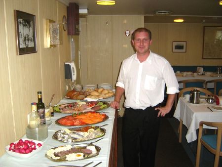 Rainer neben dem von ihm aufgebauten Abendbuffet