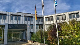 Eingang des Max-Planck-Instituts, 15 k