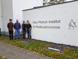 Vor dem Max-Planck-Institut für Radioastronomie in Bonn, 15 k