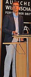 Foto von Ph.D. Dirk Ortgies bei seinem Vortrag auf den 26. Auricher Wissenschaftstagen, 10 k