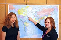 Die Stipendiatinnen vor einer Weltkarte, 30k