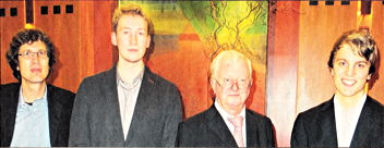 Foto der beiden Stipendiaten mit Prof. Jens Kause und Dr. Rudolf Seiters, 15k