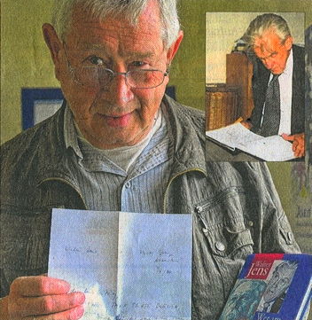 Foto: Josef Antony mit dem Dankesbrief, den Walter Jens 1999 geschrieben hat. Das kleine Foto zeigt Jens beim Besuch der Auricher Schüler In Tübingen, 40 k