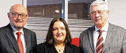 Foto von Josef Antony (rechts), Claudia Groen und Sparkassenchef Carlo Grün , 10 k