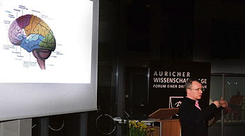 Foto von Dr. Stefan Dürschmid bei seinem Vortrag auf den 27. Auricher Wissenschaftstagen, 12 k