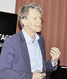 Foto von Prof. Dr. Frank Bösch während seines Vortrags bei den 29. Auricher Wissenschaftstagen, 16 k