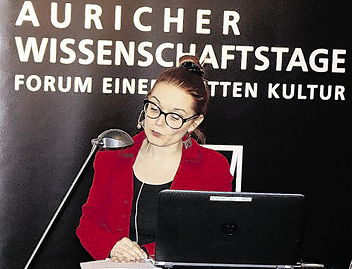 Foto von Dr. Hana Gründler während ihres Vortrags bei den 29. Auricher Wissenschaftstagen, 26 k