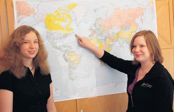 Die Stipendiatinnen vor einer Weltkarte, 24k