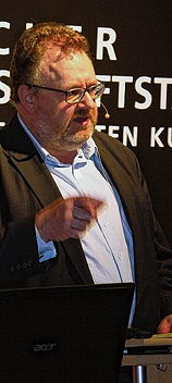 Foto von Jürgen Kaube bei seinem Vortrag auf den 27. Auricher Wissenschaftstagen, 15 k