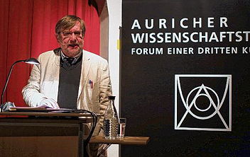 Foto von Professor Dr. Bernd Wegner bei seinem Vortrag auf den 27. Auricher Wissenschaftstagen, 22 k