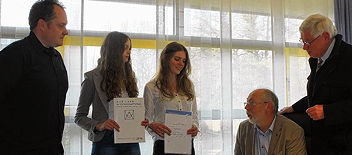 Foto der Stipendiatinnen Ines Schön und Rebecca Kettwig mit Dr. Matthias Busker, Schulleiter Uwe Biermann und Josef Antony, 14 k