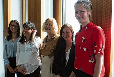Foto vom Besuch der Stipendiatinnen der Auricher Wissenschaftstage bei Bundesbildungsministerin Dr. Johanna Wanka, 36 k