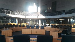 Foto des großen Anhörungssaals im Marie-Elisabeth-Lüders-Haus, 11 k
