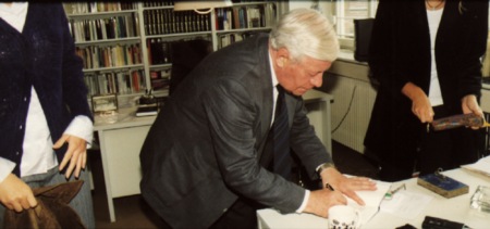 Helmut Schmidt signiert das Gästebuch, 30 k