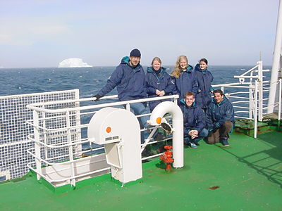 Foto der Gruppe vor einem kleinen Eisberg, 29 k